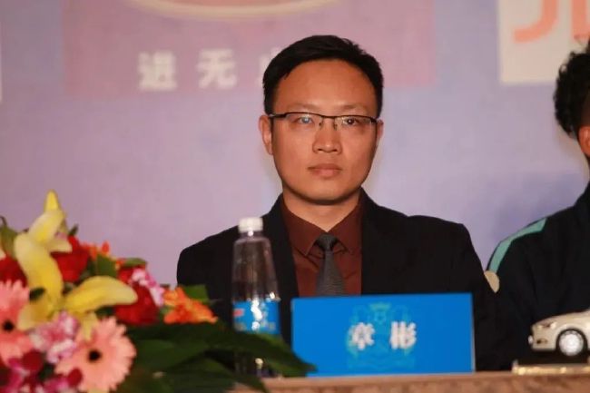 扒开美妇雪白大腿挺进