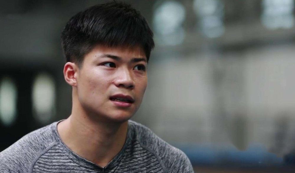 生活在动情的男女中