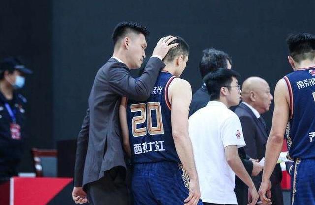 日本脱裙子戒尺打裸臀屁股红网站